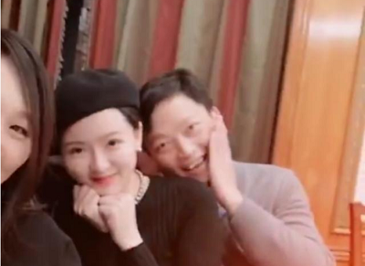 地产大V欧神与朱文倩离婚后，开心环抱90后美艳新女友